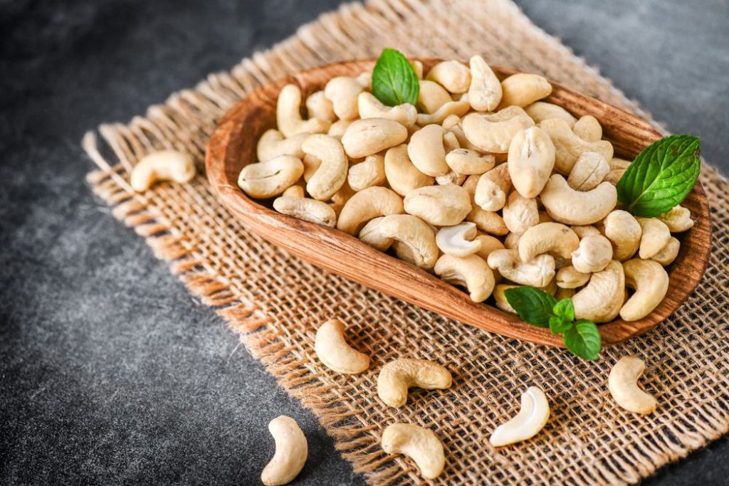 Cashews Benefits કાજુ ખાવાથી થશે અનેક ફાયદા, વજન ઘટાડવામાં છે ઉપયોગી