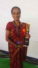 MFOI DAY 3 : કર્ણાટકના કોલાર જિલ્લાના શ્રીનિવાસપુર તાલુકના ગુંડામન્ટ્ટા ગામના AV રત્નમ્માને કૃષિ જાગરણ સંસ્થા દ્વારા પ્રસ્તુત મહિન્દ્રા ટ્રેક્ટર દ્વારા પ્રાયોજિત ધ બિલિયોનેર ફાર્મર 2023 એવોર્ડ.