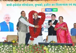 અમિત શાહે ગઈ કાલે ગુજરાતના સુરત ખાતે કૃષક ભારતી કોઓપરેટિવ લિમિટેડના બાયો-ઇથેનોલ પ્રોજેક્ટ- કૃભકો હજીરાનું શિલારોપણ કર્યું અને સહકારિતા સંમેલનને સંબોધન કર્યું