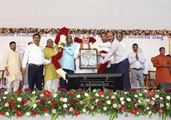 ગાંધીનગરના કલોલ તાલુકાના વડસર ગામમાં રૂ. 6 કરોડના ખર્ચે નવીનીકરણ થનાર તળાવના કામનું ખાતમુહૂર્ત કેન્દ્રીય ગૃહ તથા સહકારિતા મંત્રી શ્રી અમિતભાઇ શાહના હસ્તે કરાયું